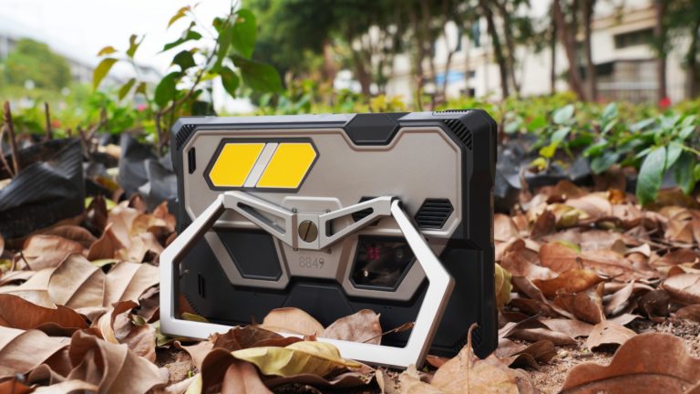 8849 TANK Pad Ultra за $599 предлагает проектор и ночное видение для работы в сложных условиях