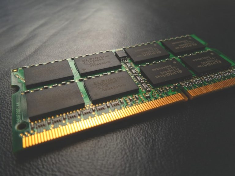 Бонуси Samsung, опитування DOU і китайська RAM: як гроші й залізо змінюють індустрію
