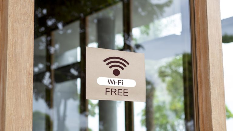 Как защитить данные во время использования публичного Wi-Fi от сетевых угроз
