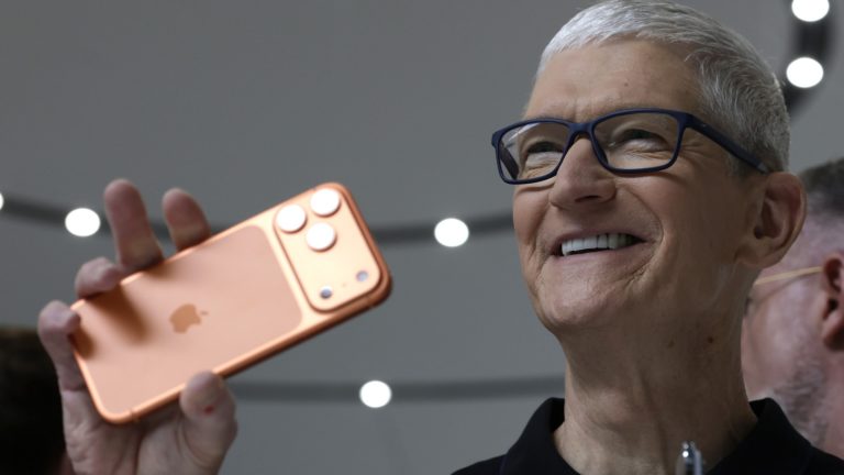 Apple готовит складной iPhone по цене до 2900 долларов с ожидаемым выходом в 2026 году