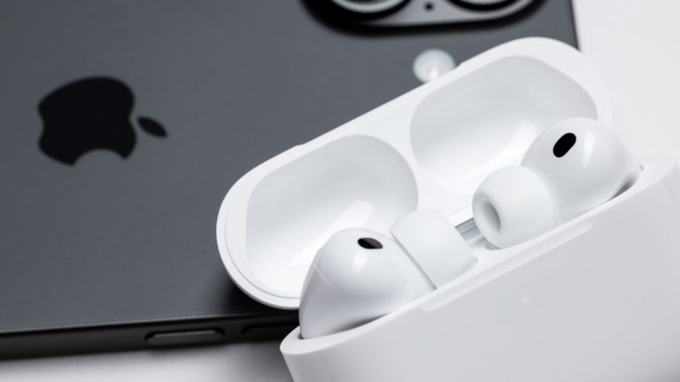 Apple AirPods Pro 3 против Galaxy Buds 4 Pro: стоит ли переплачивать за экосистему