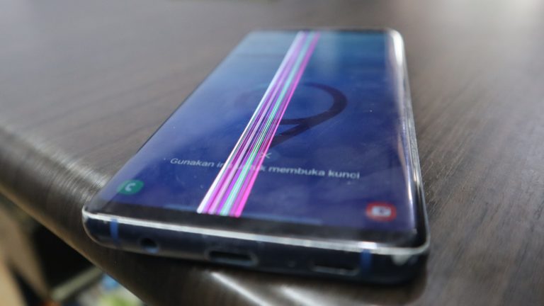 Красные линии на экране Android: поможет ли постукивание?