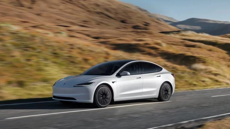 Tesla продає найдешевшу Model 3 з Китаю в Канаді