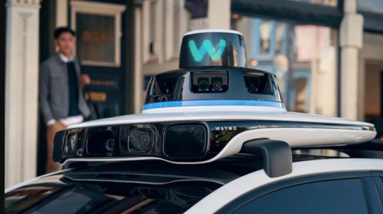 Waymo відкликає майже 4 000 роботаксі через повінь