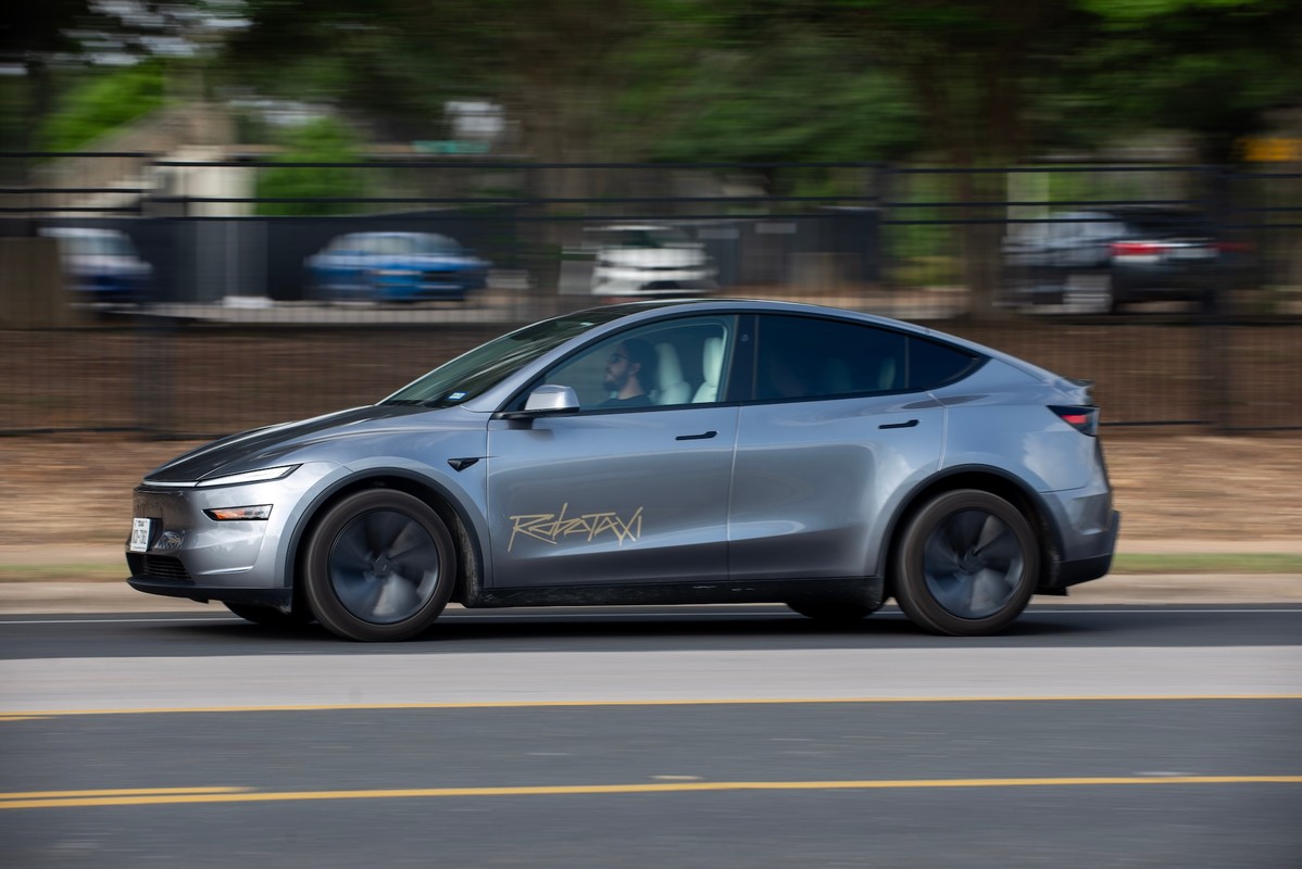 Tesla розкрила дві аварії роботаксі з телоператорами
