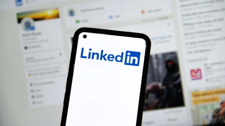 LinkedIn обмежує поширення «AI-джинси» у стрічці