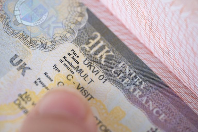 Сайт UK Visa Portal відкрито злив паспорти та селфі