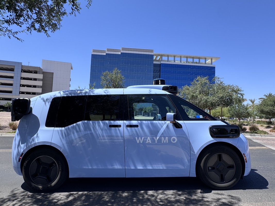 Waymo запускає новий роботаксі Ojai від китайського Zeekr