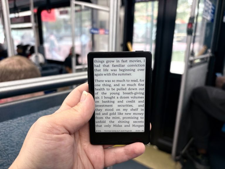 Мініатюрна магнітна рідерка Xteink X3 проти думскролінгу