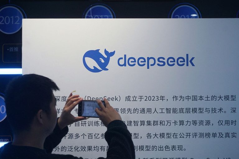 DeepSeek може отримати оцінку $45 млрд у першому раунді