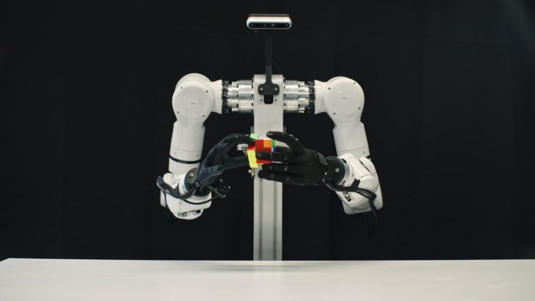 Genesis AI показала повний стек для роботів із людською рукою