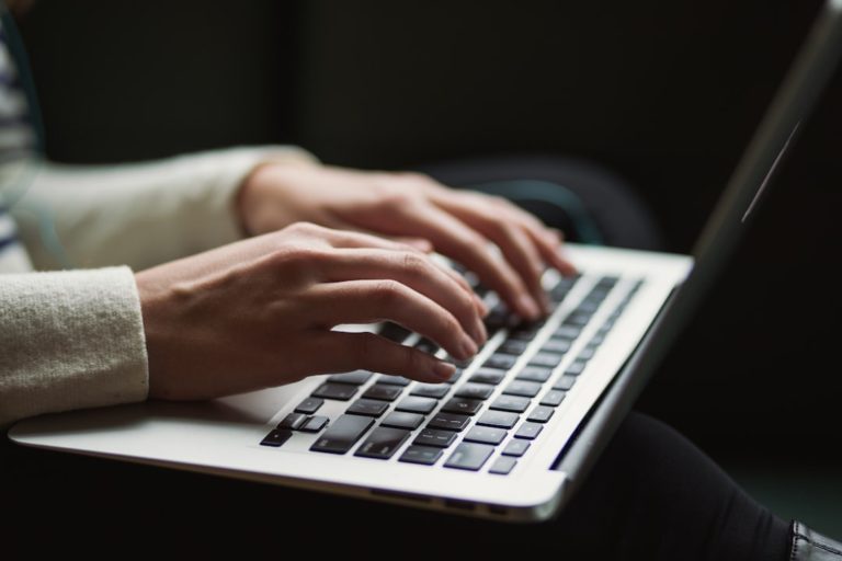 Хто переписує ваші промпти: етика брехні та IP в LLM