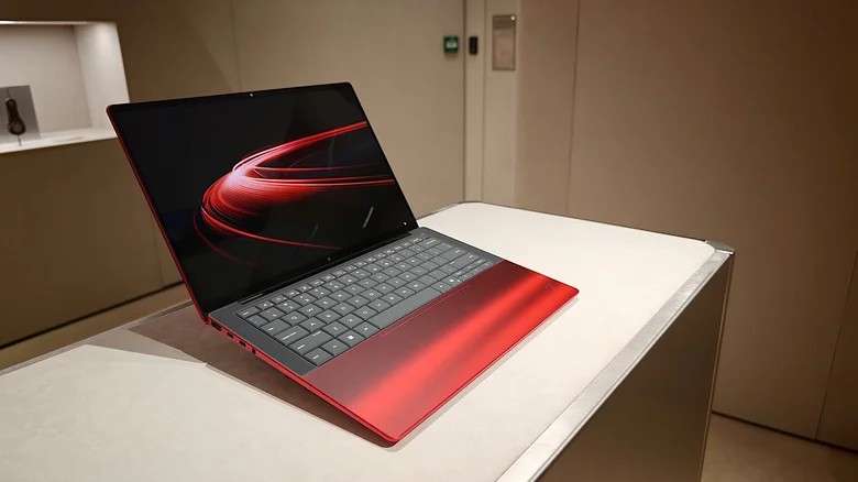 HP і Ferrari представили яскраво-червоний ноутбук