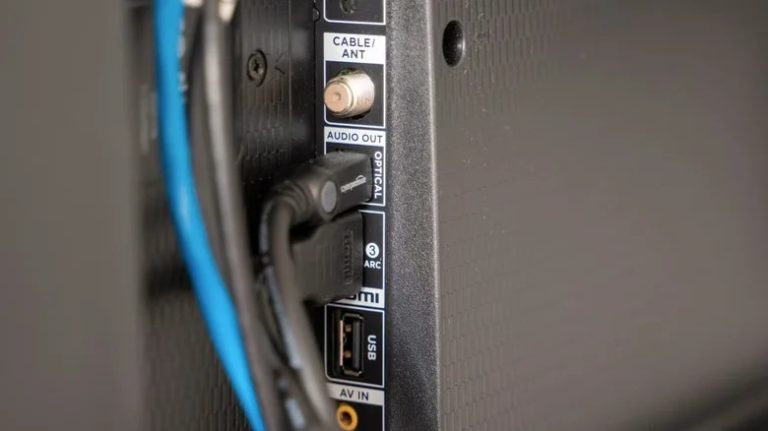 Що можна і не варто підключати до USB-порту телевізора