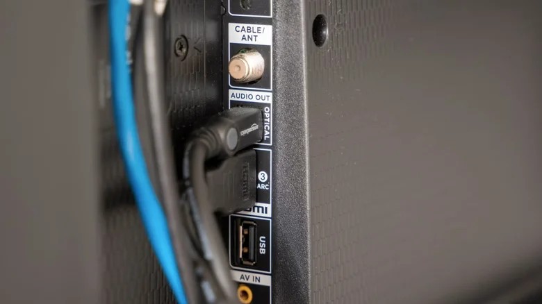 Що можна і не варто підключати до USB-порту телевізора
