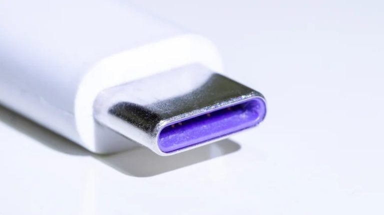 Чому деякі USB-порти фіолетові й чим це означає