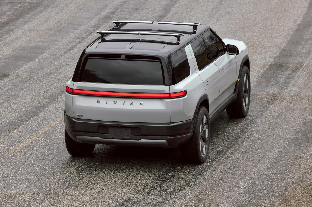 Rivian звільняє сотні працівників після старту R2