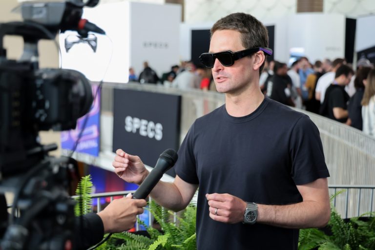 Дорогі AR-окуляри Snap обвалили акції компанії