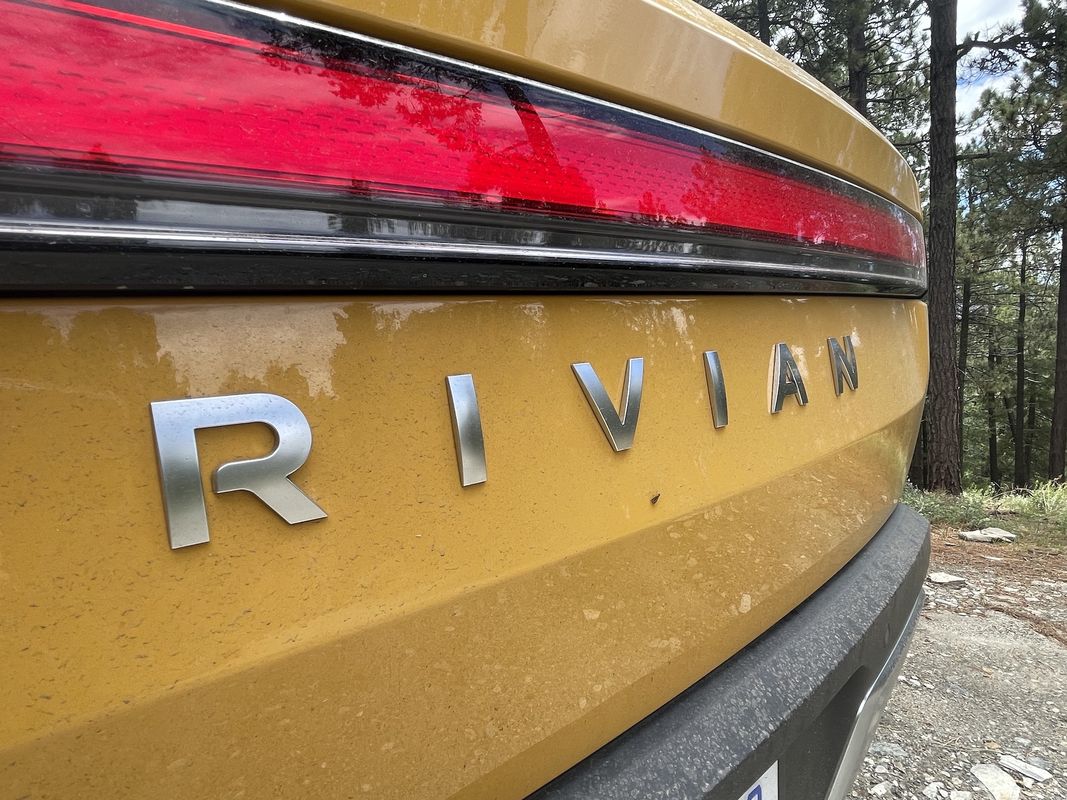 Власники Rivian подали позов через обіцянки автопілота