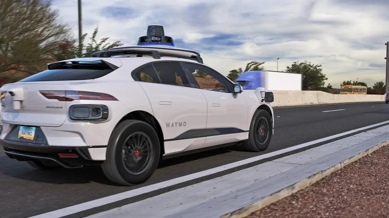 Waymo відкликає понад 3 800 роботаксі через збій ПЗ