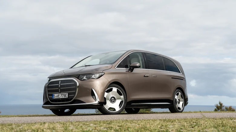 Перший тест-драйв Mercedes-Benz VLE 2028 — вітальня на колесах