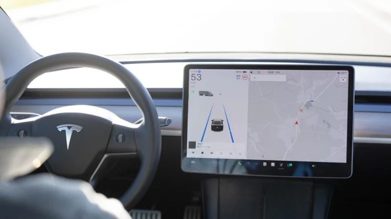 Tesla на автопілоті врізалася в будинок у Техасі, одна загибла