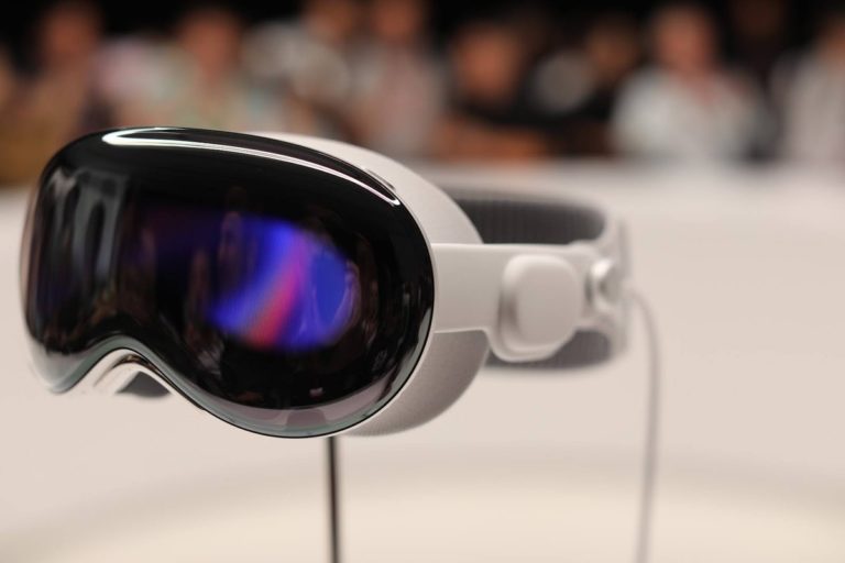 Керівник Apple Vision Pro йде працювати до OpenAI
