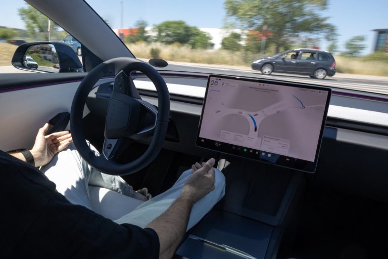 Tesla FSD під посиленою увагою регуляторів