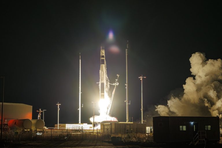 Rocket Lab купує супутникового оператора Iridium