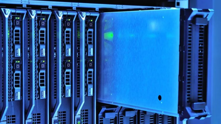 Microsoft продемонстрировала стекло, хранящее 4.8 ТБ данных 10 000 лет