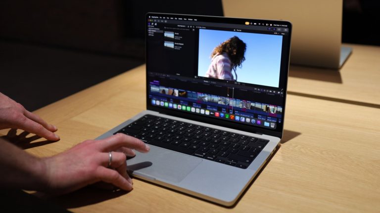 Apple возвращает сенсорный экран в MacBook