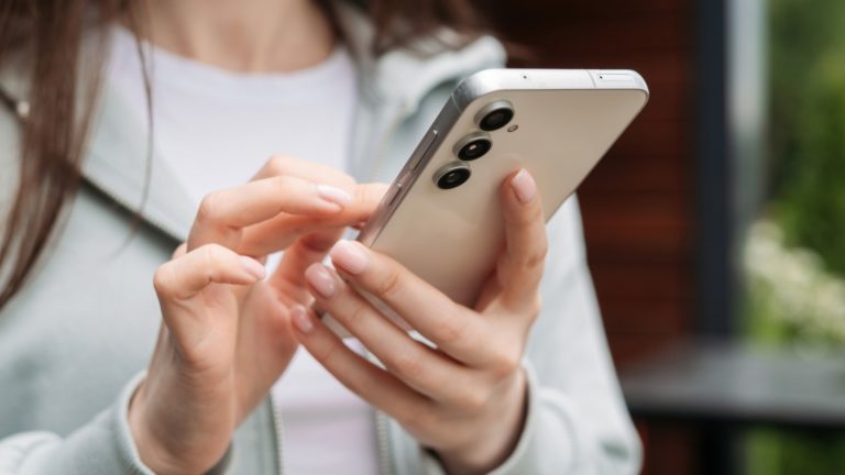 Как настроить автоматизацию на Samsung Galaxy для управления поворотом экрана температурой батареи и звуковыми профилями