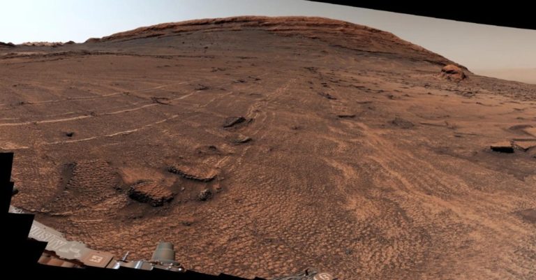 Марсоход NASA Curiosity обнаружил в долине Валле Гранде большое поле шестиугольных трещин