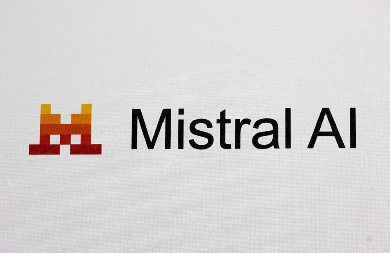Що таке Mistral AI і чому це конкурент OpenAI