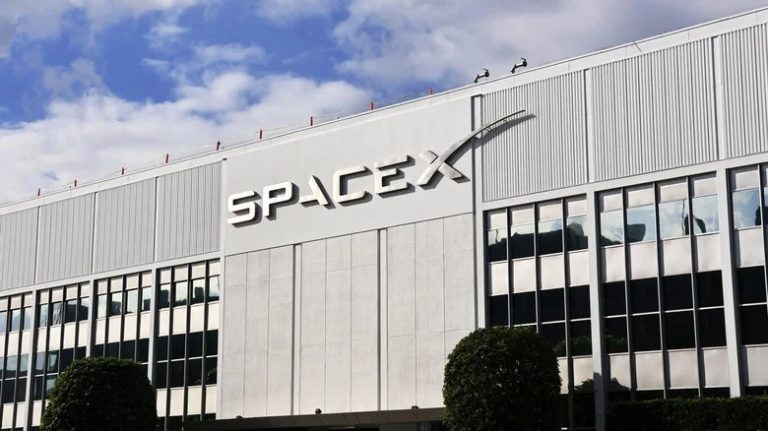 WSJ: SpaceX тестує портативний AI‑пристрій, Маск заперечує