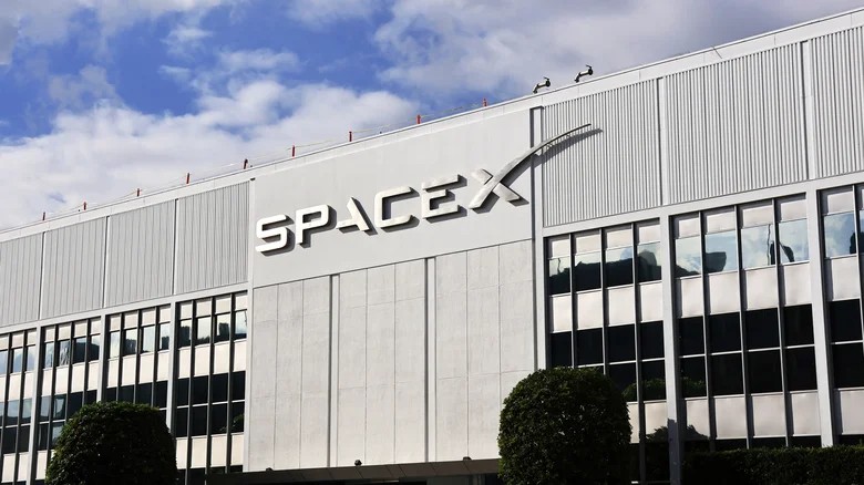 WSJ: SpaceX тестує портативний AI‑пристрій, Маск заперечує