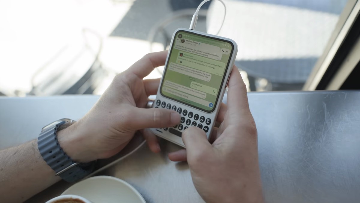 Clicks показала смартфон з клавіатурою в стилі BlackBerry