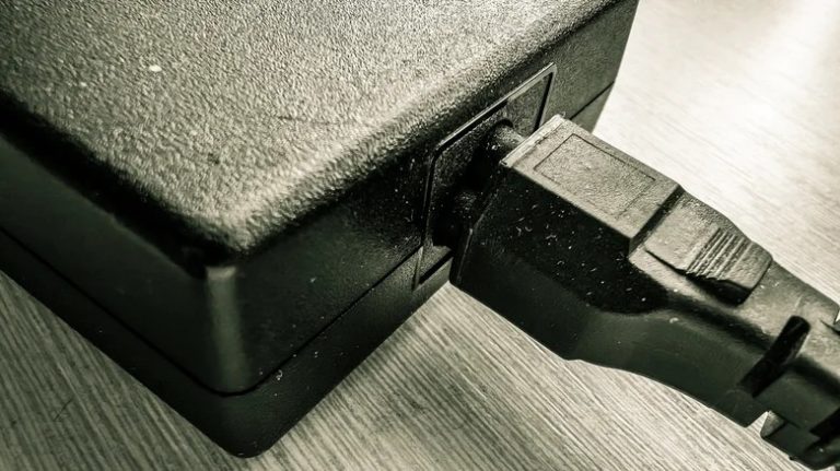 Чому громіздкі зарядні для ноутбуків відходять у минуле