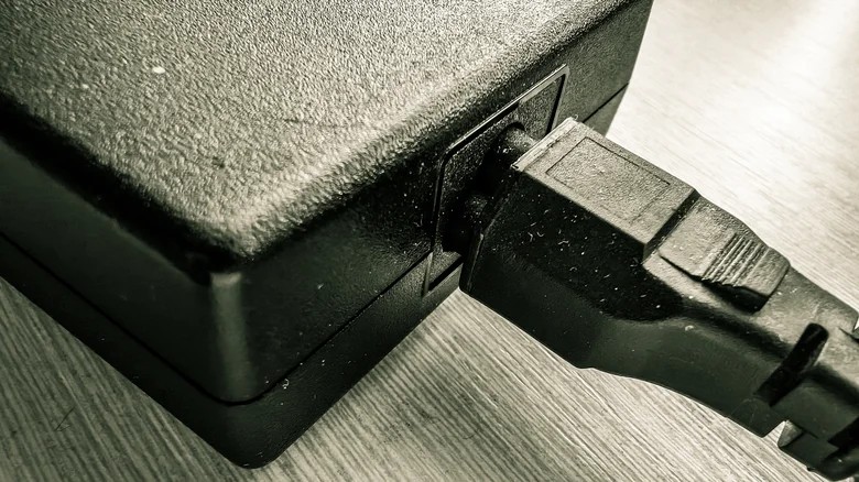 Чому громіздкі зарядні для ноутбуків відходять у минуле