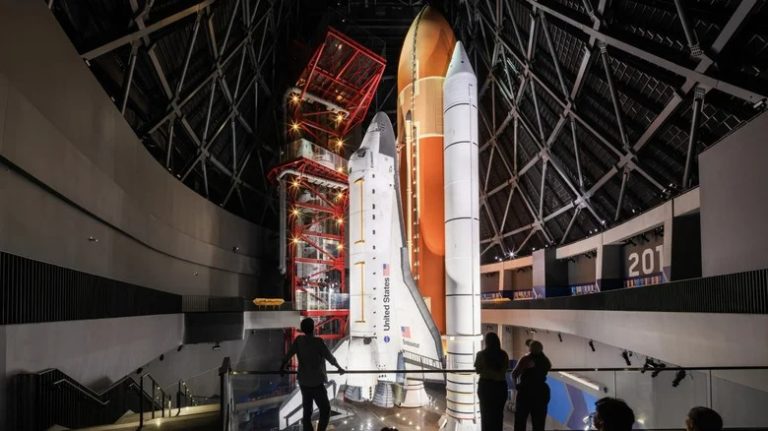 Човник Endeavour покажуть у стартовій конфігурації
