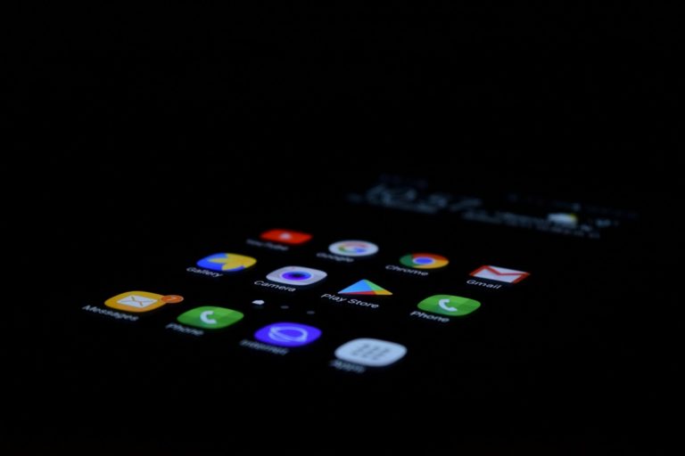 Розширений темний режим в Android 17: як примусово увімкнути для будь-якого додатку