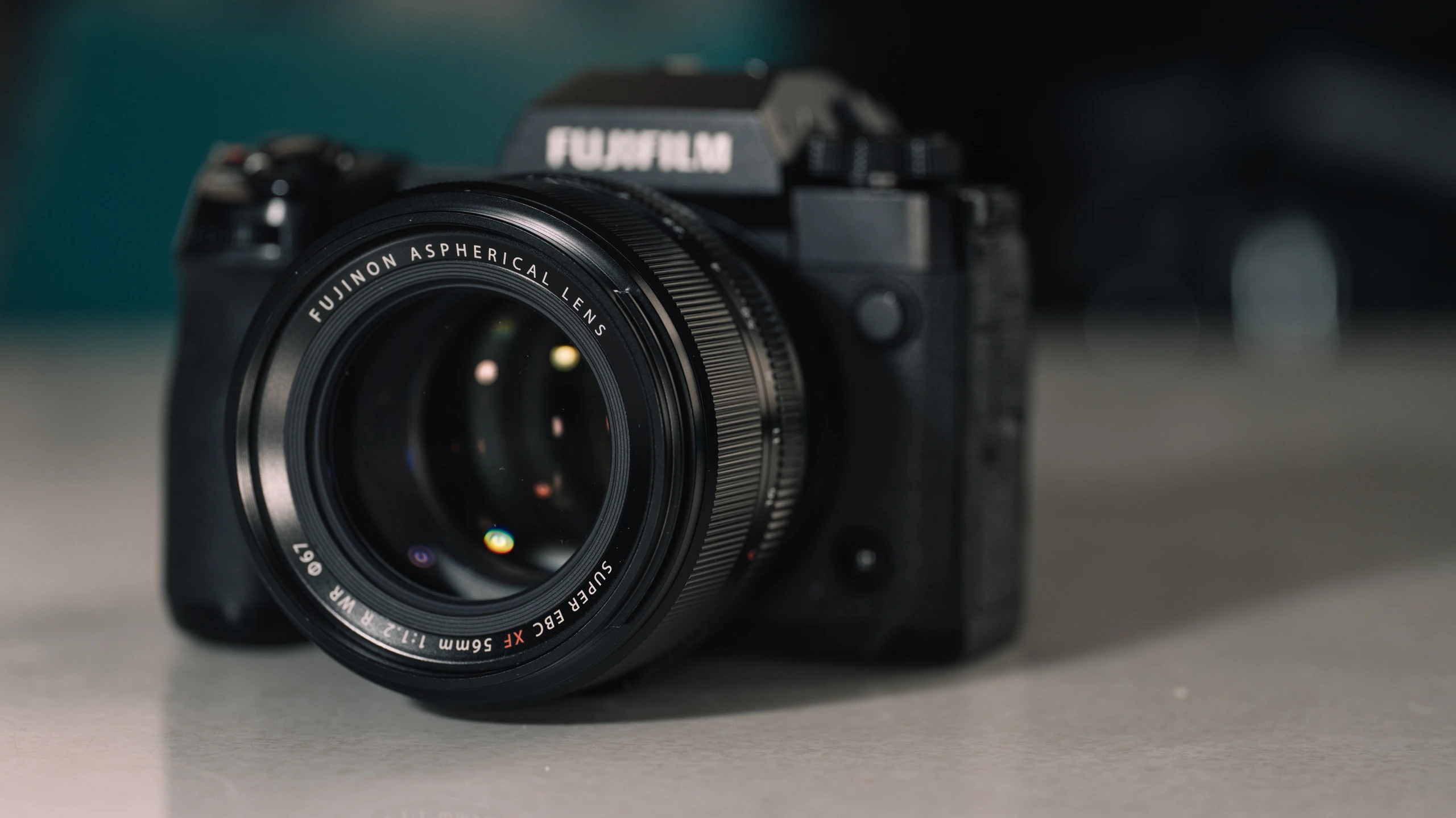 Фронтальний ракурс об'єктива Fujinon XF 56mm f/1.2 R WR на камері Fujifilm з великою передньою лінзою 67 мм у студії