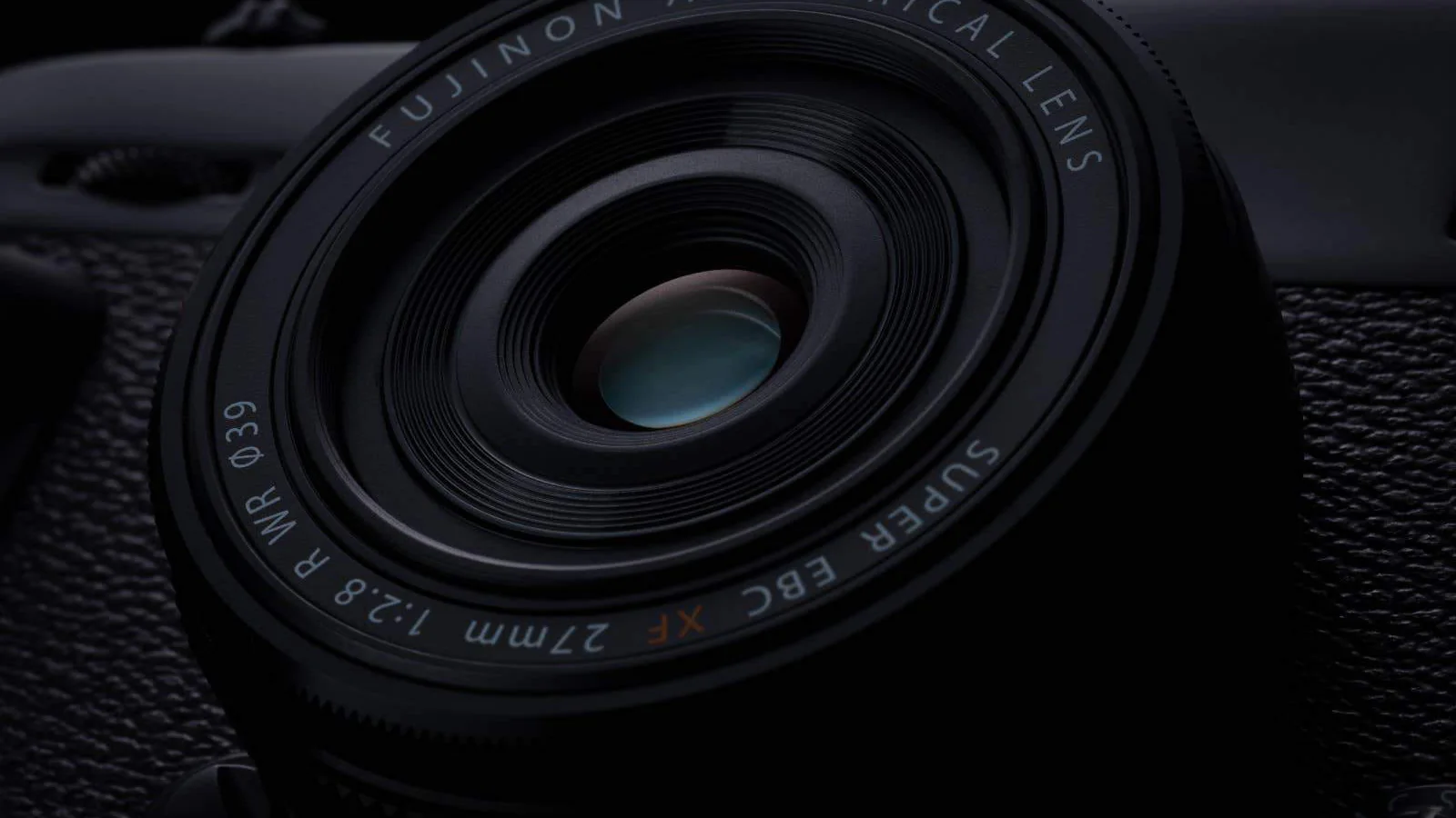 Макроплан передньої лінзи Fujinon XF 27mm f/2.8 R WR з ребристою оправою та відблисками просвітлення Super EBC у студії