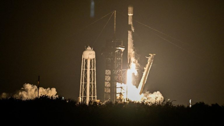 4,5-тонна ракета SpaceX розбилася об Місяць, створивши кратер 27 метрів