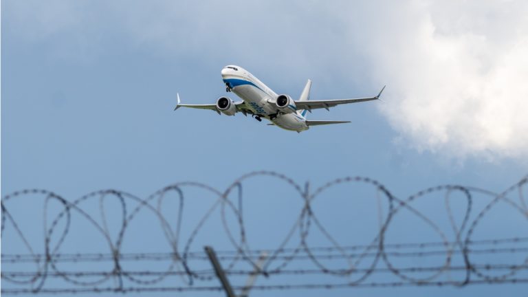 Крошечный дешевый гаджет научился подменять данные бортового компьютера самолета Boeing 737