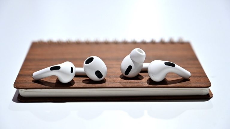 У владельцев Apple AirPods начнут светиться уши. О чем будут предупреждать AirPods Pro 4