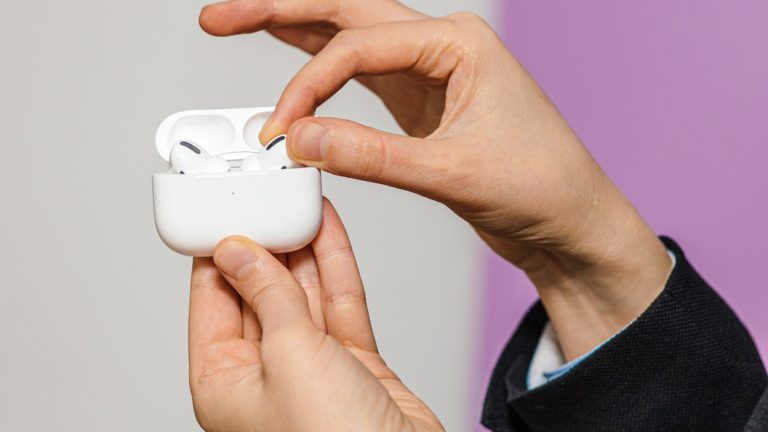 Як увімкнути вимкнені за вмовчанням функції AirPods