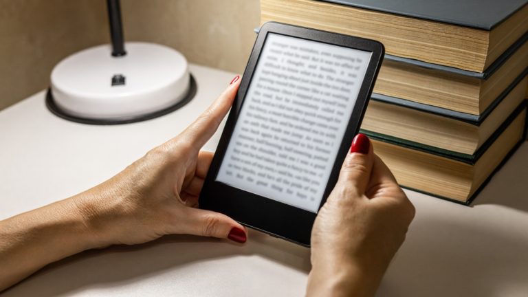Технічні обмеження E Ink дисплеїв, що обмежують їхнє застосування лише електронними книгами