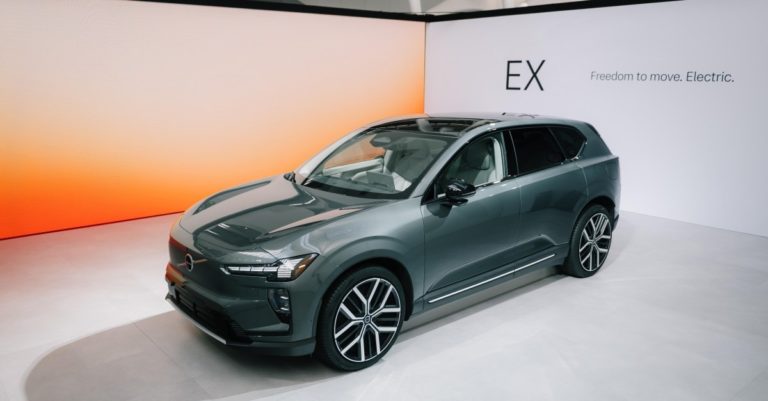 Автомобили Volvo будут предупреждать друг друга о животных и ДТП на пути