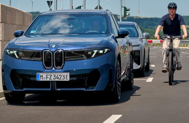 BMW iX3 запобігатиме аваріям при паркуванні та відкритті дверей